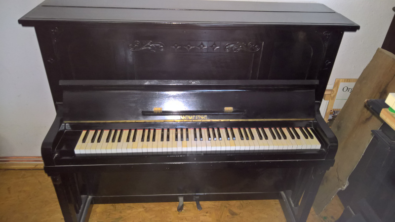 Klavier der Marke Oberfelt