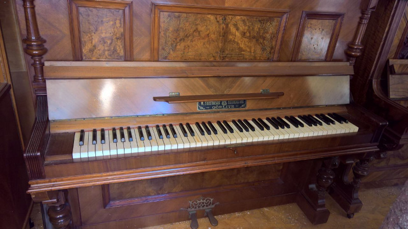 Klavier der Marke W. Paternoster Hofpianofabrik Görlitz